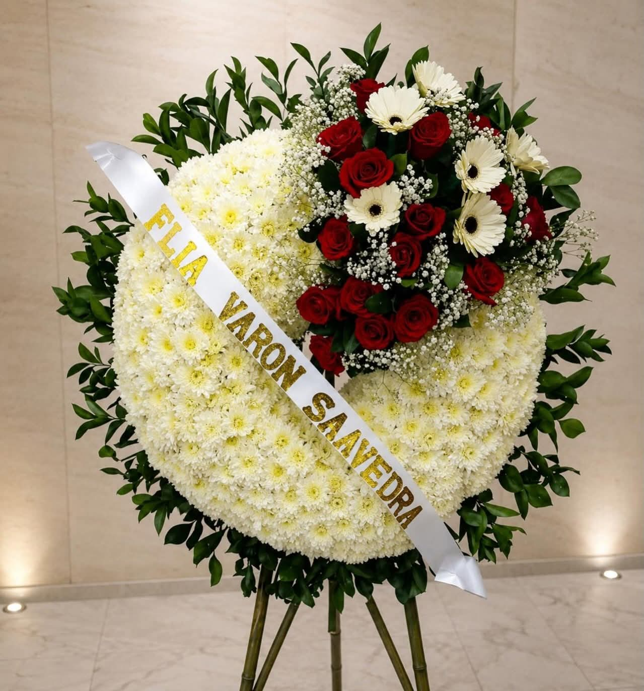 Corona fúnebre blanca con rosas rojas y cinta