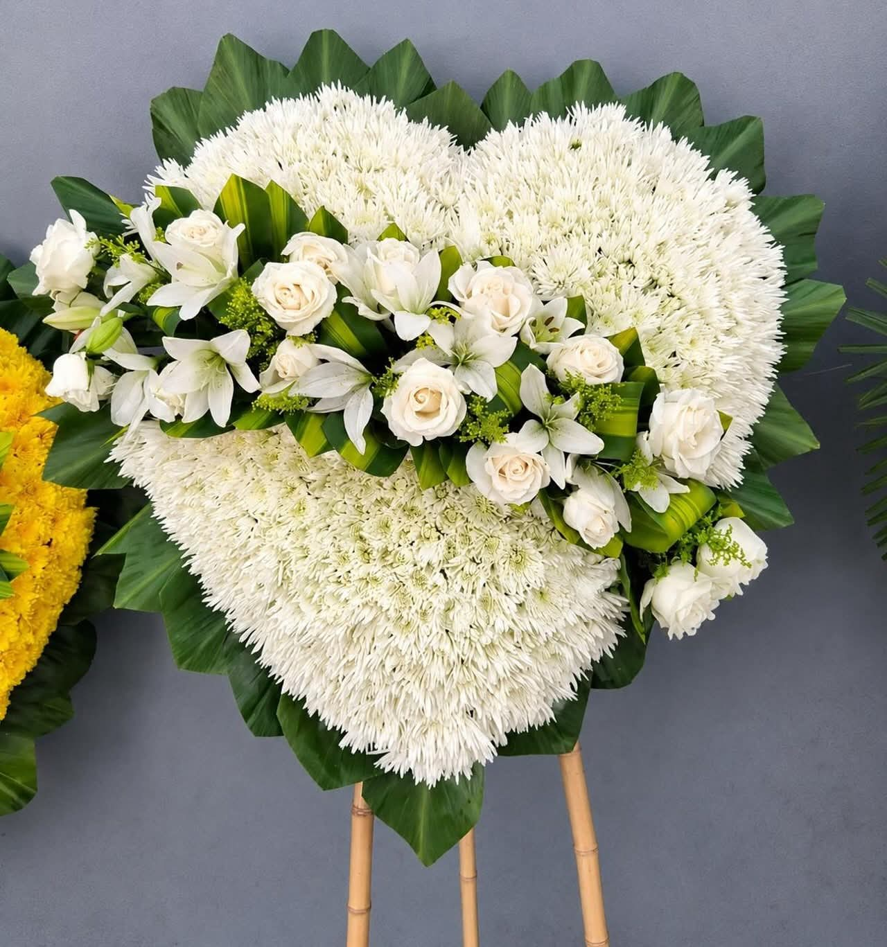 Arreglo fúnebre en forma de corazón con flores blancas