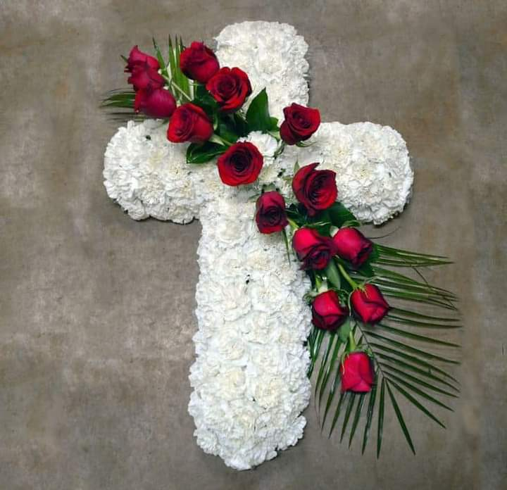 Cruz fúnebre blanca con rosas rojas