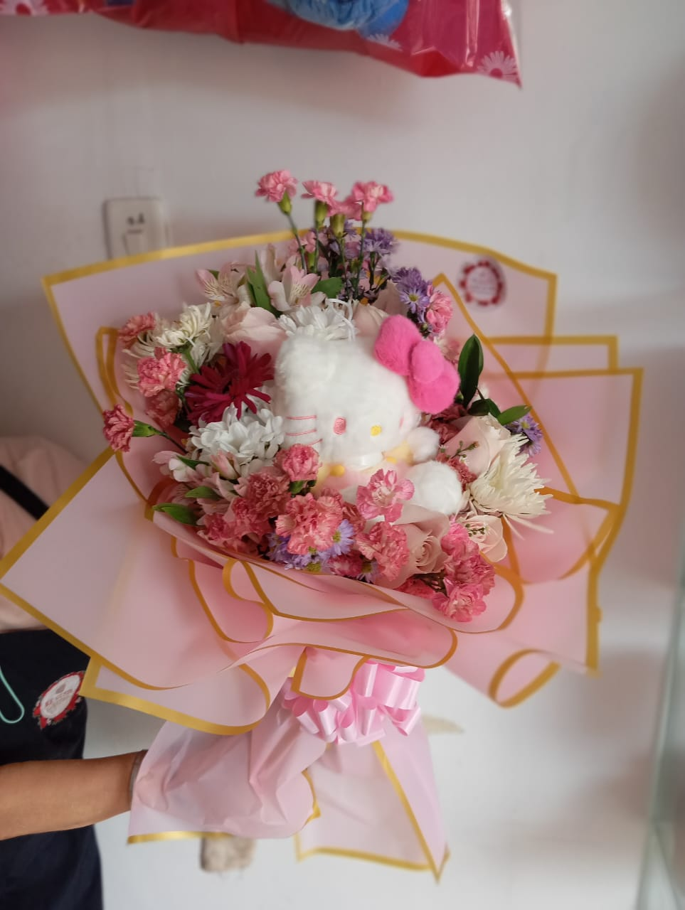 Ramo Solo Amor con peluche blanco y flores rosadas